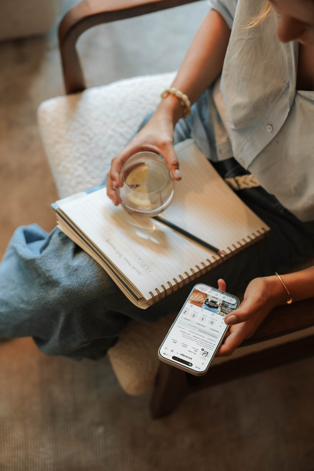 Contentplanung mit Notizbuch und Smartphone
